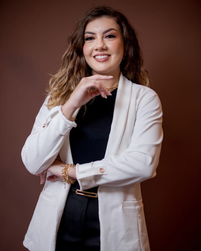 Beatriz Leal especialista em micropigmentação e design de sobrancelhas em Curitiba